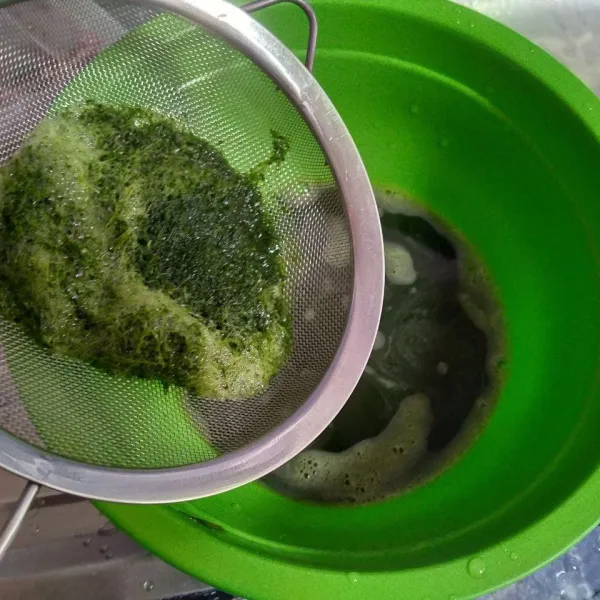 Membuat jus pandan. Potong daun pandan dan suji, lalu blender bersama air. Kemudian saring.