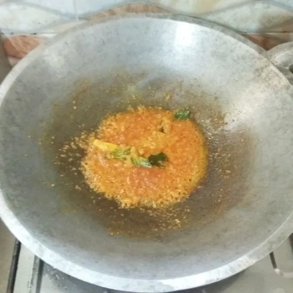 Masak hingga bumbu mengental dan keluar minyaknya. Bila bumbu dirasa kering tambahkan lagi sedikit minyak.