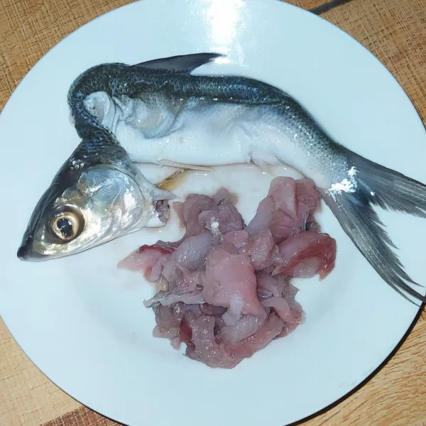 Bersihkan ikan dari sisiknya lalu keluarkan daging dan durinya, hati-hati jangan sampai kulit ikan sobek bagian bawahnya