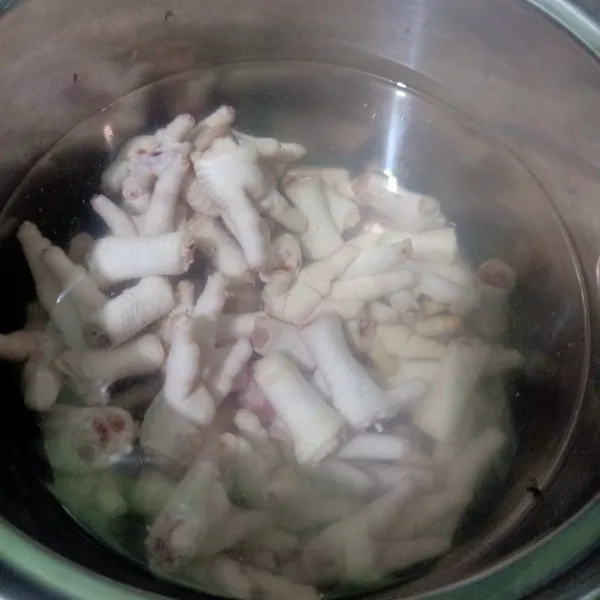 lalu siapkan panci lalu isi penuh. didihkan air dab setelah mendidih rebus ceker ayam sampai empuk dan matang. lalu angkat