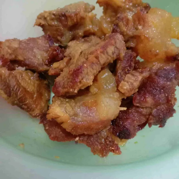 Panaskan minyak goreng daging hingga kuning kecoklatan dan sisihkan