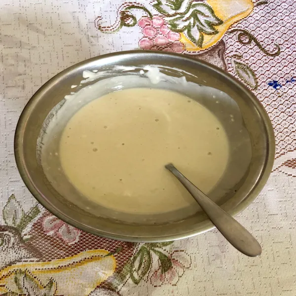 Campurkan tepung terigu dan air putih lalu aduk hingga rata.