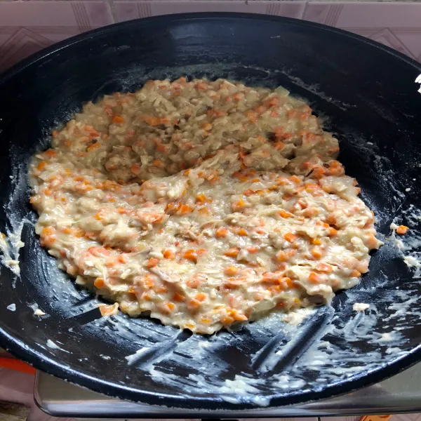 Setelah itu, masukkan larutan tepung terigu. Kemudian aduk hingga rata. Angkat dan siap digunakan.