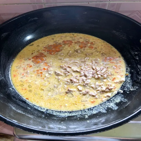 Masukkan kaldu ayam, wortel, susu, garam, merica, bubuk pala, kaldu bubuk. Setelah wortel matang, masukkan ayam lalu aduk hingga rata.