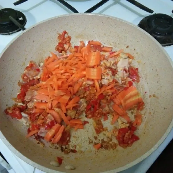 Masukan ayam, masak hingga berubah warna kemudian masukan wortel, air, garam dan kaldu jamur masak hingga bumbu menyerap, sisihkan dan biarkan dingin