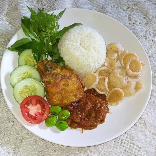 Sajikan ayam beserta sambal beserta bahan tambahan