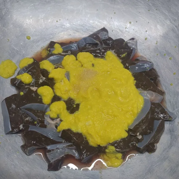 Haluskan semua bahan bumbu halus dengan blender. Dalam wajan campurkan irisan hati sapi dengan bumbu halus. Aduk sampai rata
