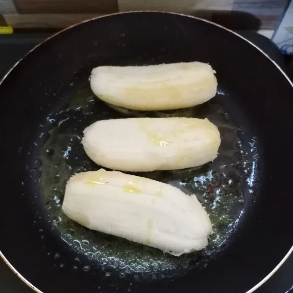 Lelehkan margarin, kemudian tata pisang diatas teflon.
