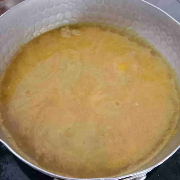 Rebus daging bersama bumbu ungkep, beri garam, kaldu bubuk, lada, gula, masak hingga daging matang dan empuk