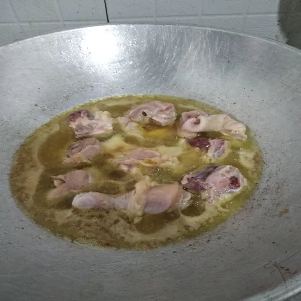 Goreng ayam dengan minyak banyak dan api kecil, bertujuan agar ayam masak sempurna. Jika ayam sudah matang dan kecokelatan, angkat lalu tiriskan