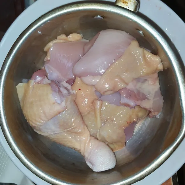 Potong ayam sesuai selera lalu cuci bersih