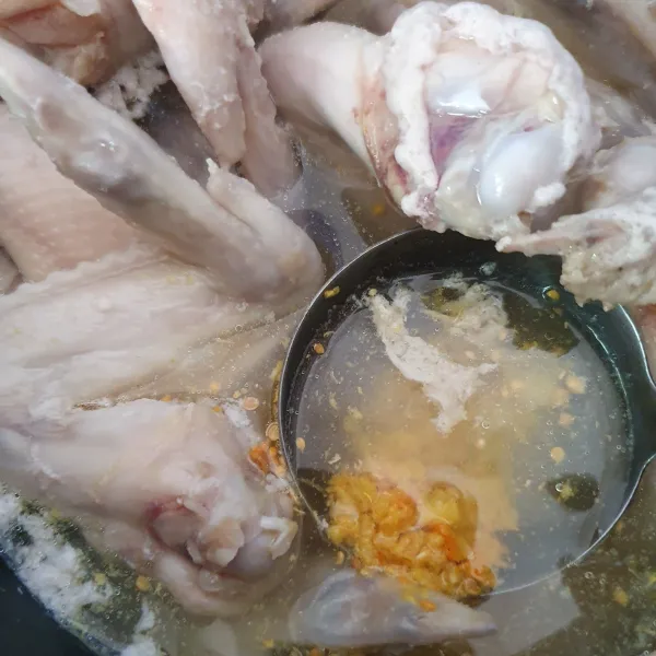 Haluskan bawang putih, garam, ketumbar, kunyit dan kemiri. Masukan dalam panci ayam.