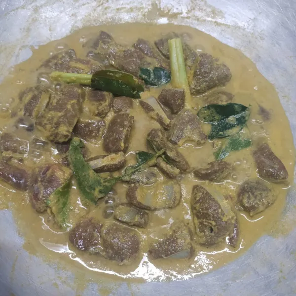 Nyalakan kompor, masak sambil sesekali diaduk balik. Jika sudah mendidih, aduk rata sambil koreksi rasa sesuai selera.