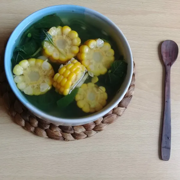 Angkat dan sajikan. Sayur bening bayam dan jagung manis siap dinikmati.