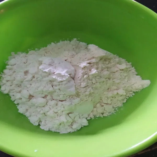 Di wadah lain, campurkan 2 sdm tepung tapioka ran 1 sdm tepung terigu. Aduk hingga tercampur rata.