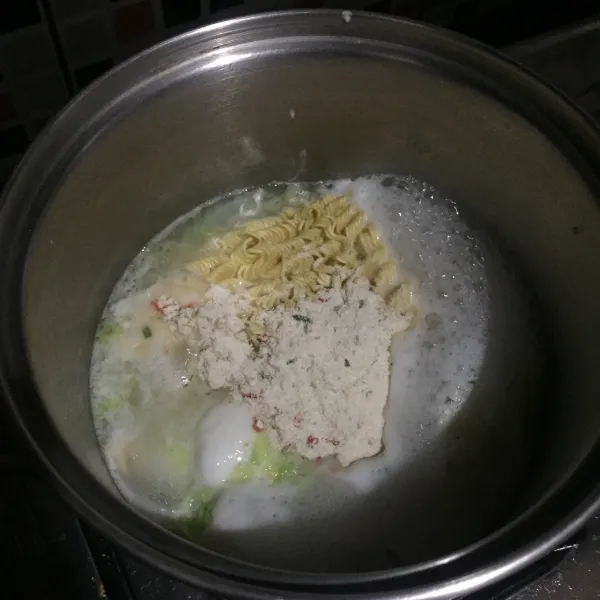 Tambahkan bumbu mie instan, aduk rata, masak sampai mie matang kurang lebih 3-5 menit