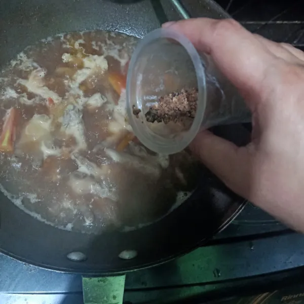 masukkan garam,merica,pala bubuk, kaldu bubuk jamur. lalu aduk rata ,cicipi koreksi rasa. lalu masak sampai kuahnya menyurut dan menyerap lalu siap dihidangkan. dan taburi irisan daun bawang segar.