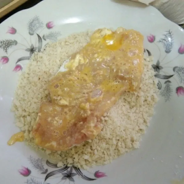 celupkan ayam pada kocokan telur, lalu gulingkan pada tepung panir.