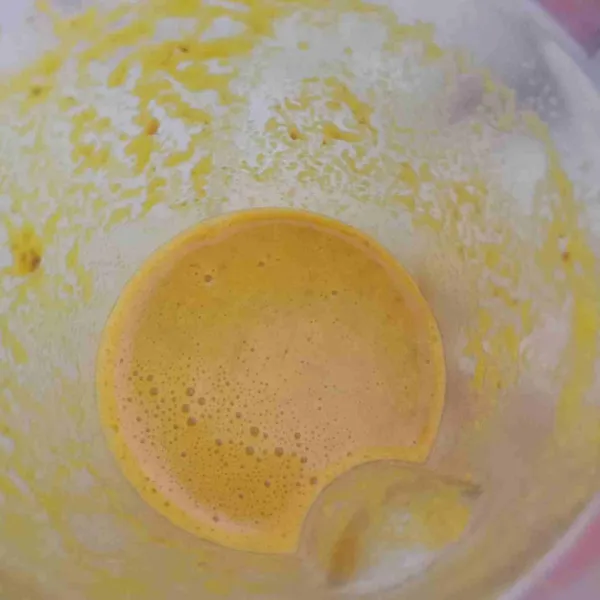 Haluskan bumbu marinasi, bawang putih, jahe, kunyit dan ketumbar,  sisihkan