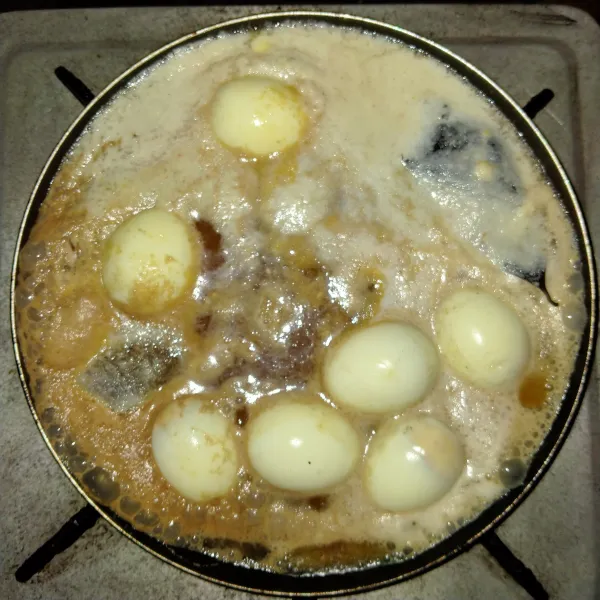 Masukkan telur sesekali dibalik agar merata. Biarkan hingga air meresap dan menyusut