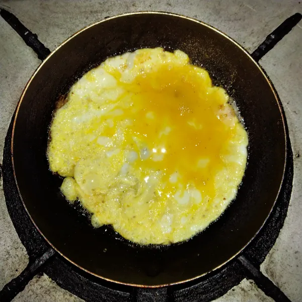 Panaskan teflon masukkan telur hingga matang