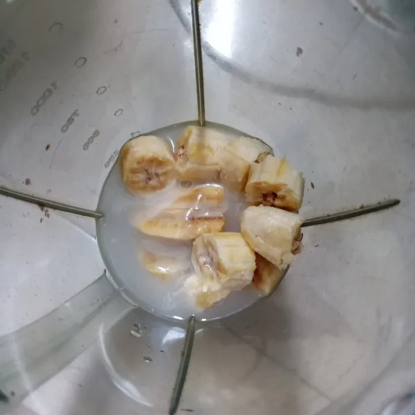 Masukan pisang, air dingin dan krimer putih dalam blender