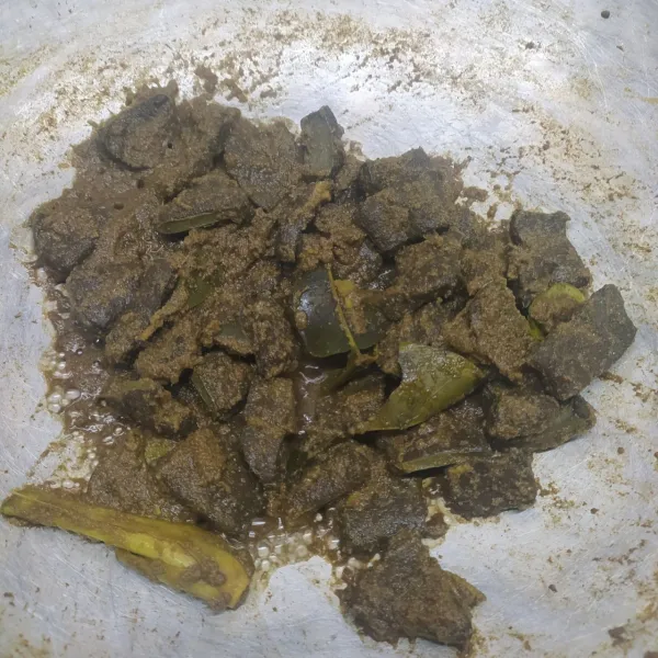 Masak sampai kuah menyusut. Angkat dan sisihkan.