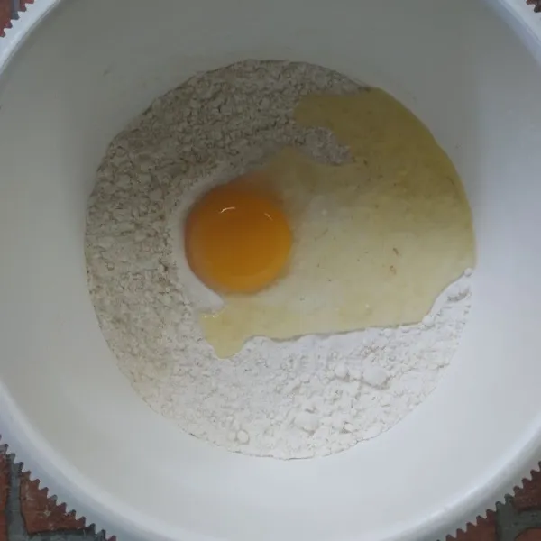 masukkan tepung terigu, gula pasir, ragi dan telur kedalam wadah