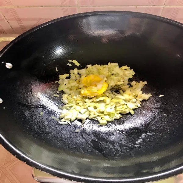 Panaskan margarin lalu masukkan bawang bombay. Tumis hingga harum.