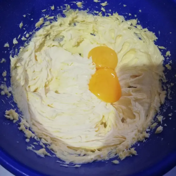 Kocok margarin, gula halus dan kuning telur selama 10 detik hingga rata.