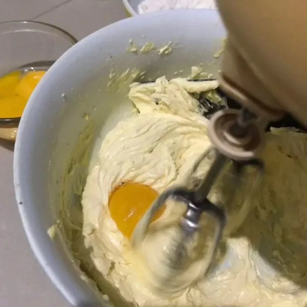 Masukan kuning telur satu persatu. Pastikan telur tercampur rata dengan speed rendah lalu masukan telur berikutnya