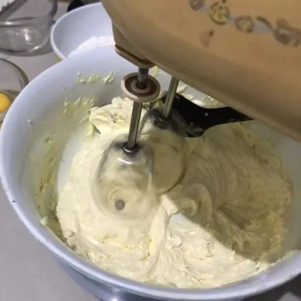 Kocok gula dan margarin butter dalam wadah terpisah hingga lembut pucat dan creamy