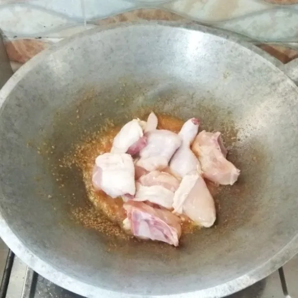 Masukan ayam ke dalam bumbu.