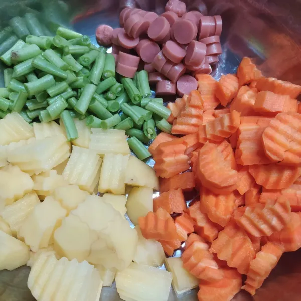 Kupas wortel dan kentang, potong sesuai selera. Potong juga buncis dan sosis.