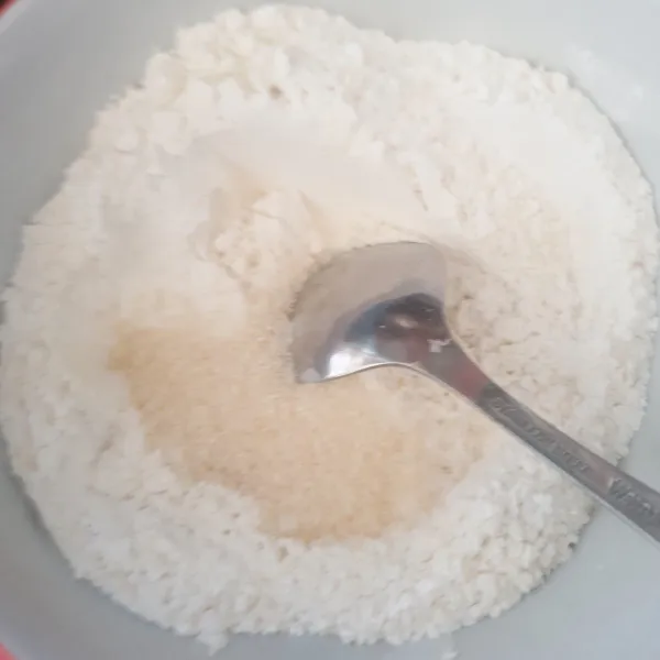 Siapkan tepung terigu dan tepung beras, tambahkan garam dan gula.