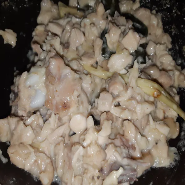 Rebus ayam, selanjutnya suwir/cincang ayam. Kemudian tumis dengan bumbu halus, serai, jahe, daun jeruk dan daun salam kemudian tambahkan santan. Masak hingg mendidih, cek rasa