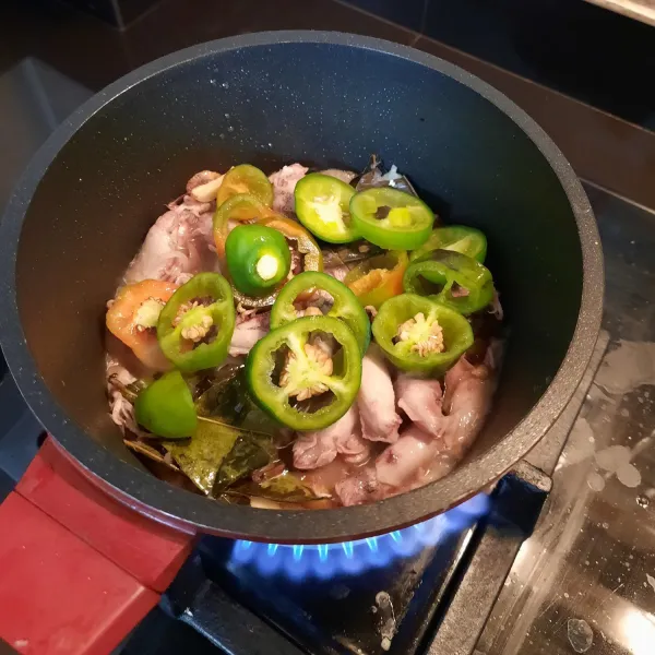 Masukan cabe gendot. Masak sebentar, lalu korekasi  rasa, jika sudah pas, angkat dan sajikan.