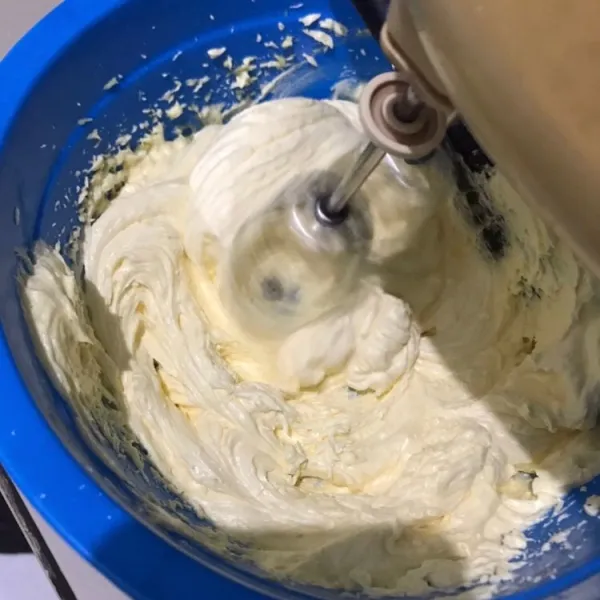 Mix gula, butter dan margarin menggunakan mixer hingga lembut dan creamy
