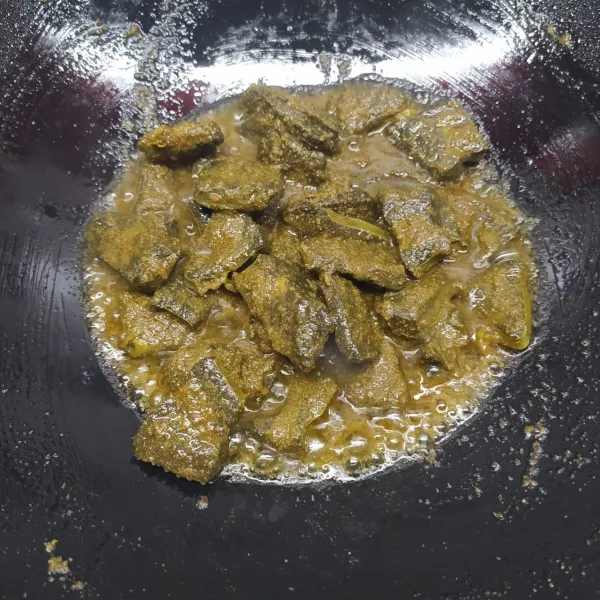 Panaskan sedikit minyak goreng, masukan ungkepan hati sapi. Masak sebentar saja biar tekstur tetap empuk.