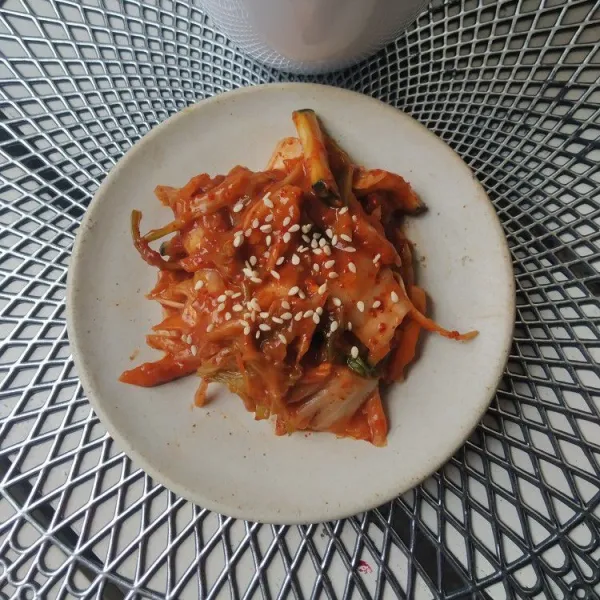 Sajikan kimchi sebagai pendamping makan, dapat dimakan langsung (fresh) atau difermentasi selama 3-5 hari disuhu ruang, simpan dalam kontainer makan