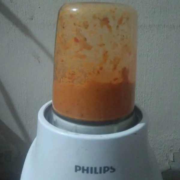 Blender semua bahan bumbu halus.