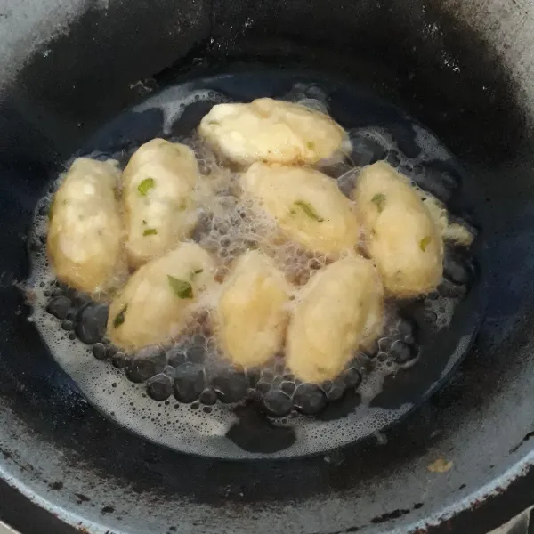 Celupkan perkedel pada telur yang telah dikocok, lalu goreng hingga matang.