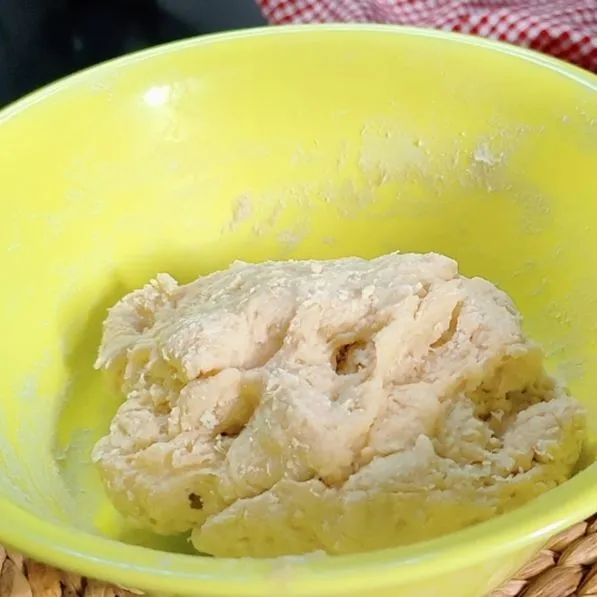 Campurkan tepung terigu, telur, air, ragi dan gula, hingga setengah kalis, diamkan 15 menit tutup dengan kain bersih.