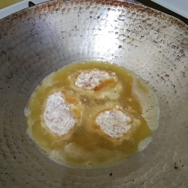 Goreng telur crispy hingga matang kecokelatan, tiriskan.
