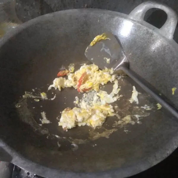 Masukkan telur, buat orak-arik.