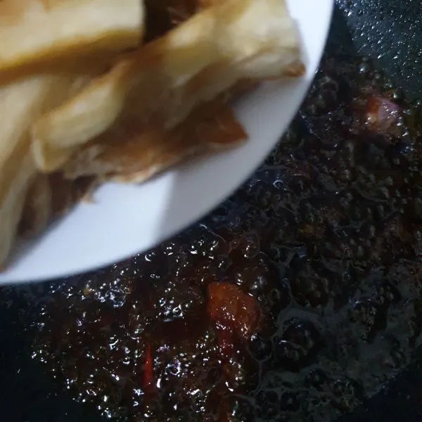 Masukkan singkong, aduk hingga bumbu tercampur rata. Matikan api.