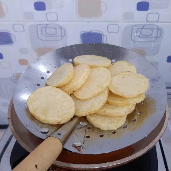 Kupas kentang, cuci bersih, potong lalu goreng sampai empuk.