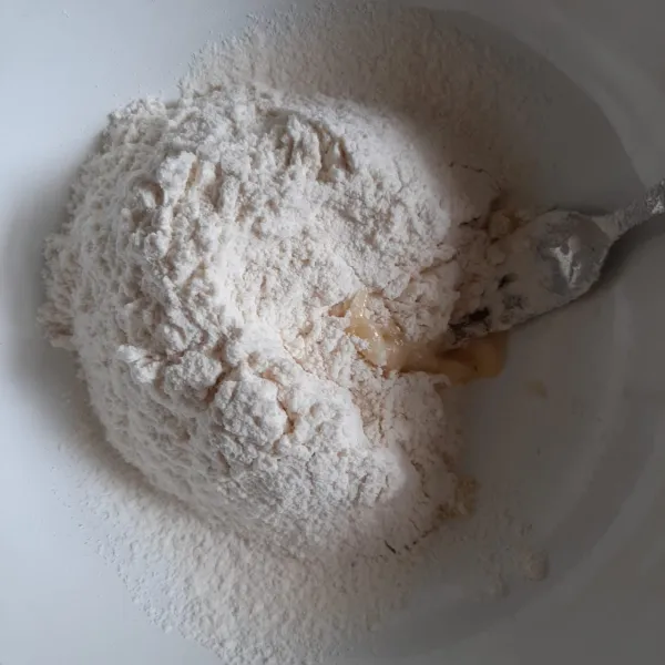 Campurkan dengan tepung terigu, garam, gula, dan vanili.