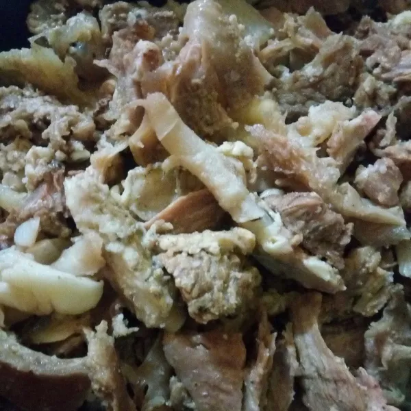 Rebus daging sandung lamur hingga empuk, kemudian potong sesuai selera.
