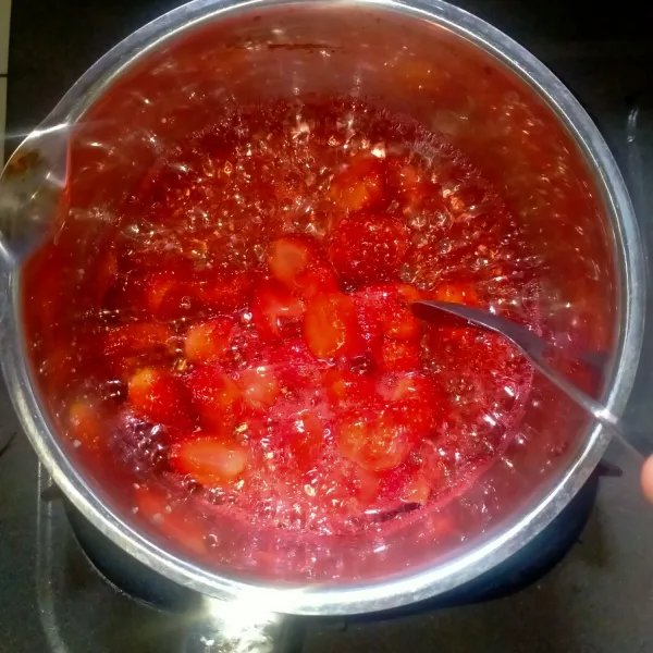 Masak hingga tercampur rata dan meleleh.jika semua strwberry sudah menjadi selai, matikan kompor.